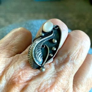 Vintage Native ring with whit mother of pearl